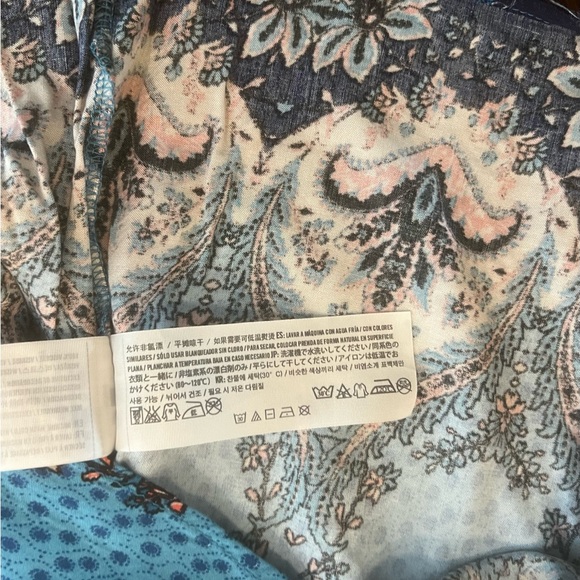 Hollister Women’s Blue/Pink/Cream Multi Print Flowing Open Leg Shorts - Picture 7 of 7